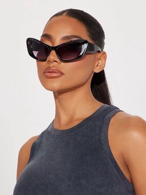 Sleek Cat-Eye Fashion Sunglasses - Black